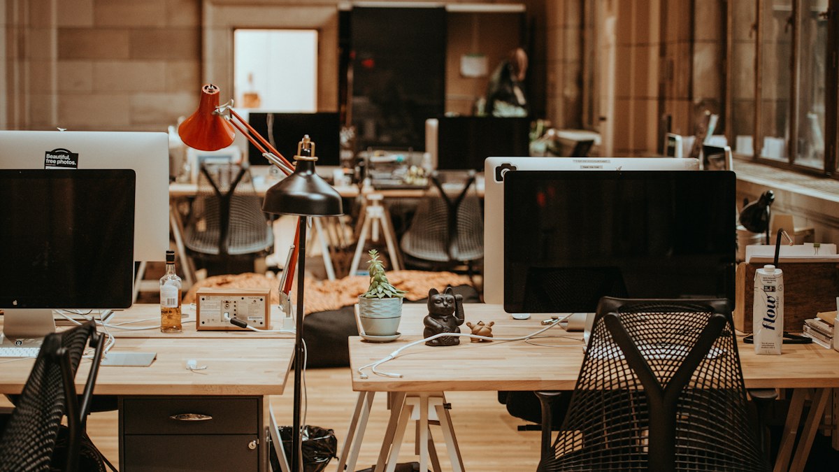 Puestos de trabajo con monitores en una oficina