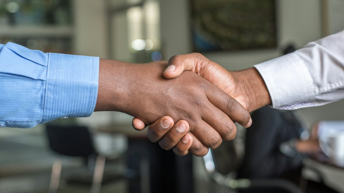 Dos socios comerciales dándose la mano
