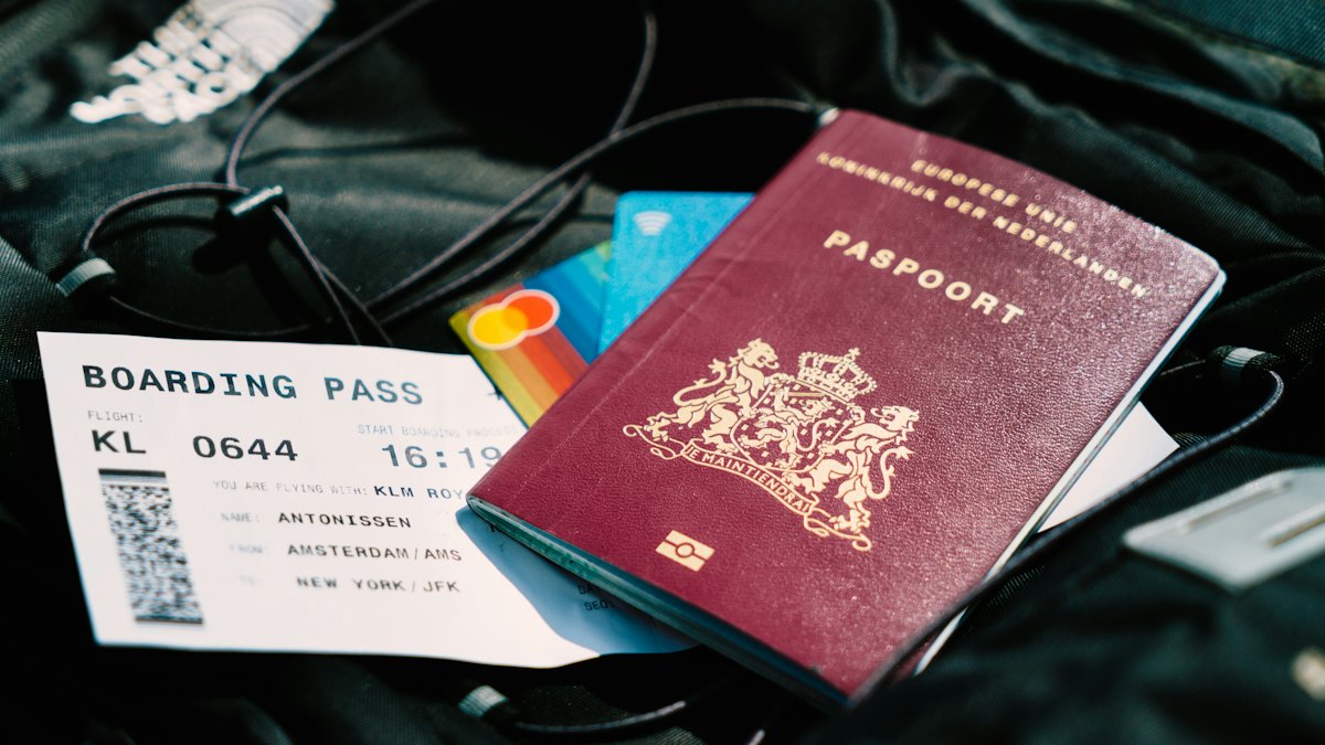 Un pasaporte y una tarjeta de embarque