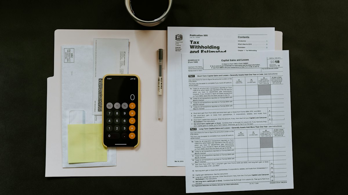 Documentos fiscales, una calculadora y un bolígrafo sobre la mesa