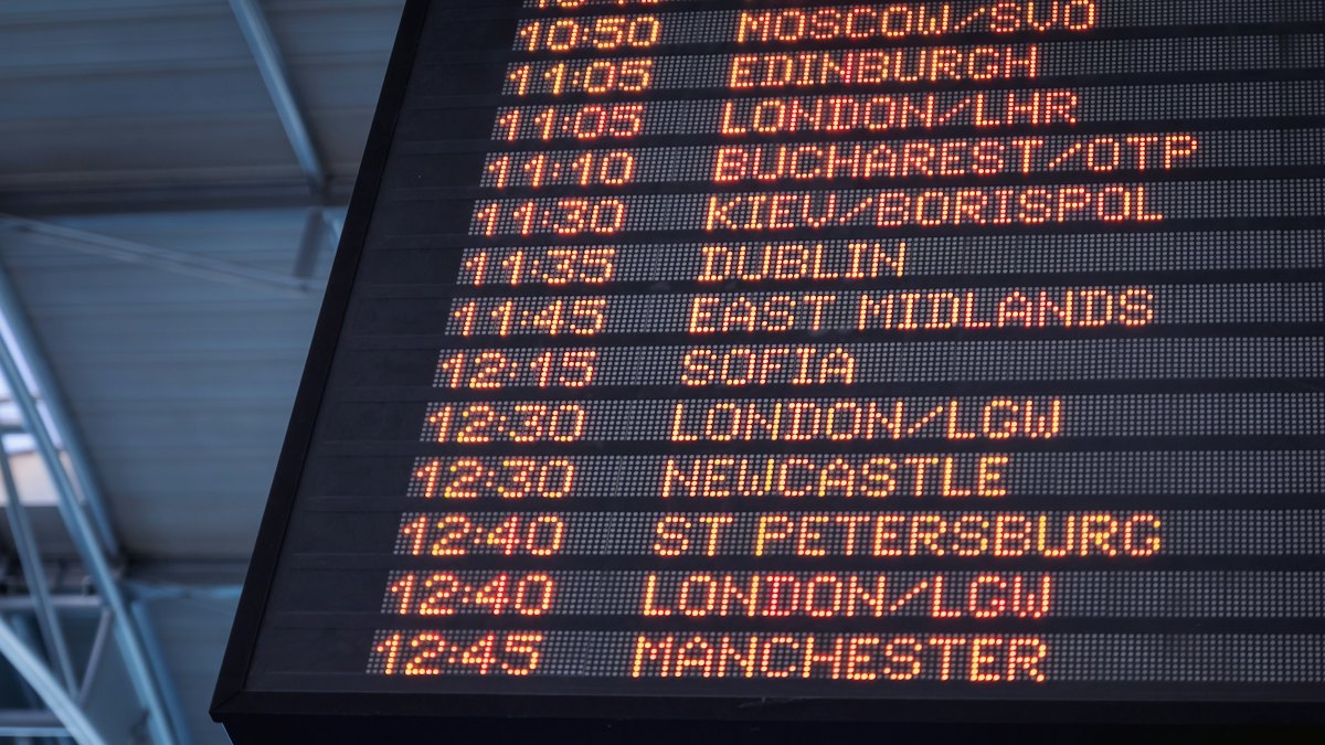 Panel de salidas de un aeropuerto