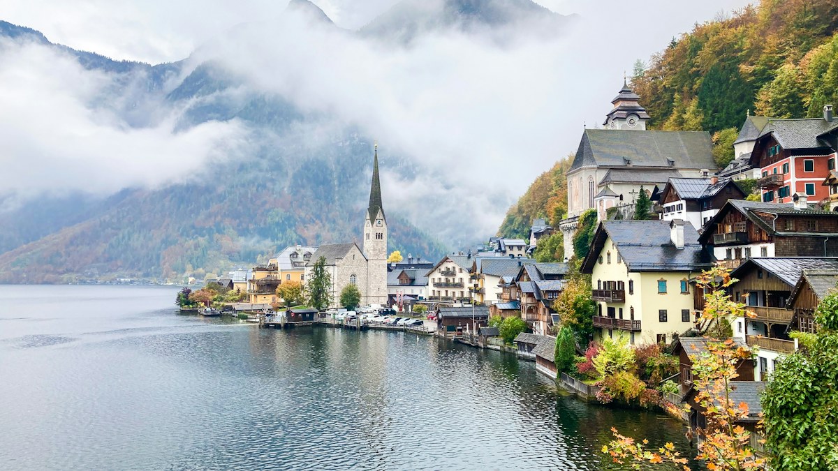El pueblo de Hallstatt junto a un lago tranquilo y montañas
