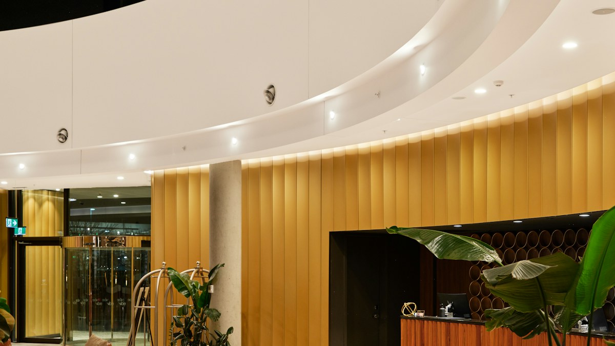 Sillones y mostrador de recepción en el vestíbulo de un hotel