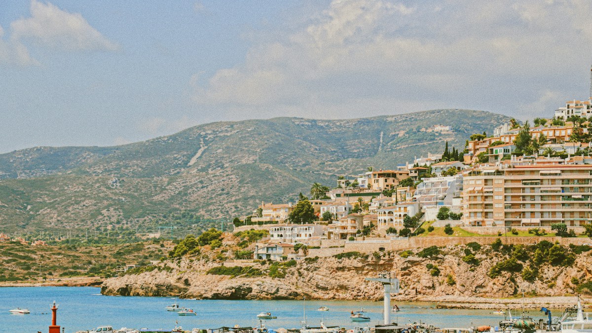 Edificios de un pueblo costero junto al mar
